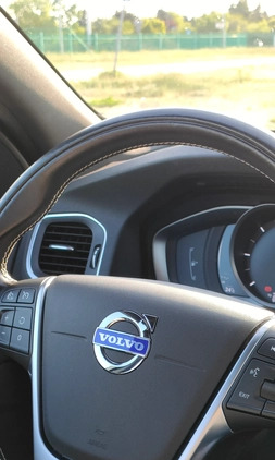 Volvo V60 cena 65000 przebieg: 99750, rok produkcji 2018 z Toruń małe 211